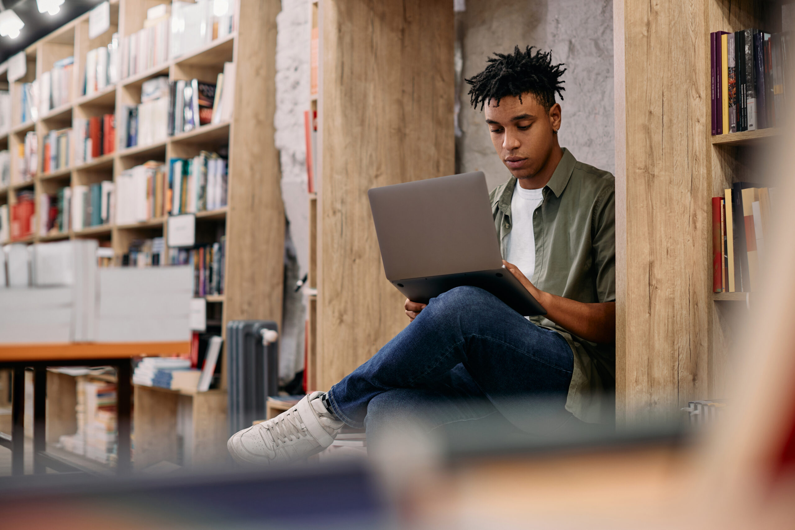 https://etepead.com.br/wp-content/uploads/2024/07/young-black-student-using-laptop-while-studying-in-2023-11-27-05-26-09-utc-scaled.jpg