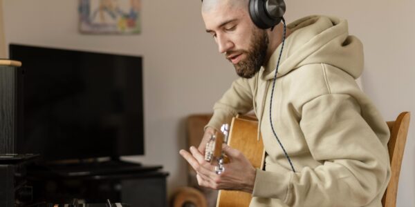 pessoa-fazendo-musica-dentro-de-casa