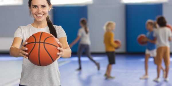 professor-de-esportes-na-aula-de-educacao-fisica